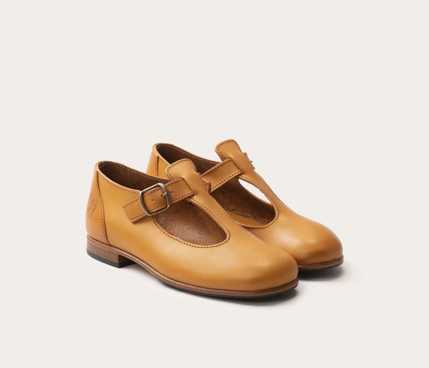 paire de chaussures basses style ballerines, chaussure basse en cuir naturel femme, modèle New Arc style ballerine la botte gardiane