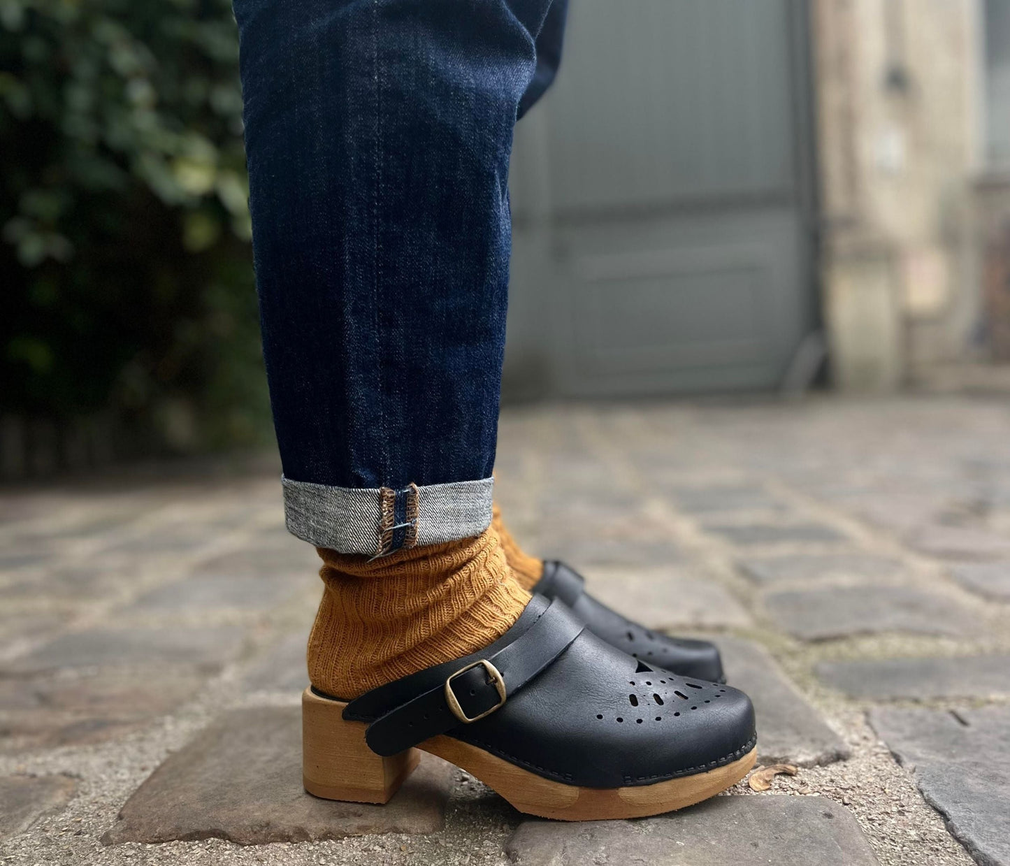 paire de sabots noir - la botte gardiane sabots - sabots en cuir et bois pour femme portés