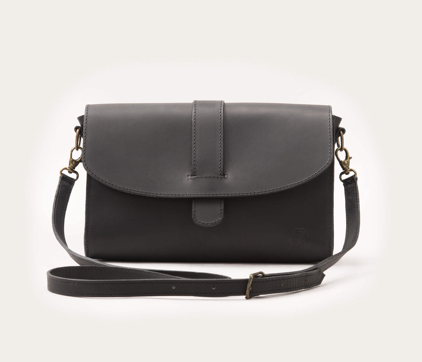 sac en cuir suportlo, sac noir en cuir, sac bandoulière noir en cuir français, sac bandoulière et poche zippée en cuir, sac en cuir français noir, sac Méjanes en cuir noir suportlo la botte gardiane, petit sac en cuir noir, sac fabriqué en France