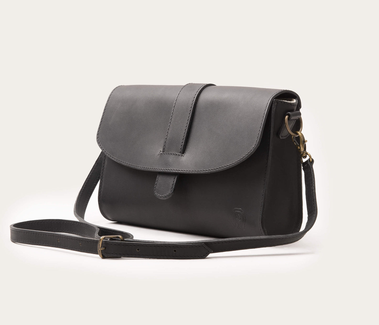 petit sac en bandoulière en cuir noir suportlo, sac noir avec zip, sac fabriqué en France, sac en cuir gras noir