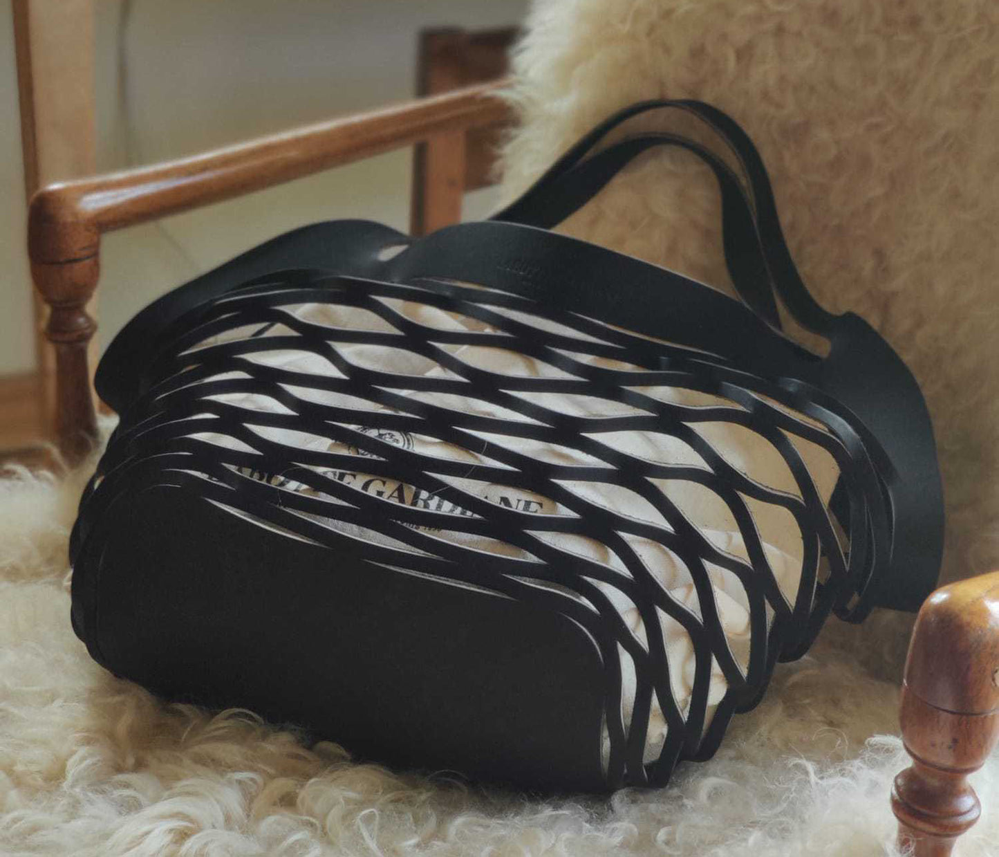 sac filet en cuir noir la botte gardiane, sac filet en cuir et pochon en coton, la botte gardiane sac noir filet