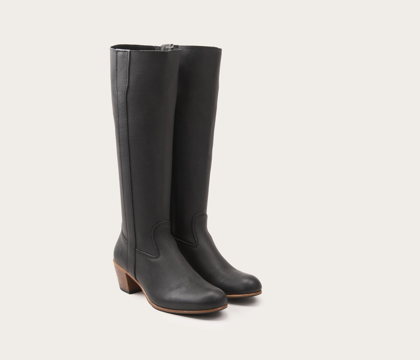 paire de botte en cuir, paire de botte noire en cuir, paire de botte noire à talon en cuir, paire de botte à talon noire, bottes fabriquées en France, paire de botte en cuir camarguaise à talon, paire de bottes hautes à talon en cuir souple noir, label EPV camargue, paire de botte zippée, bottes avec zip, la botte gardiane modèle sally noir