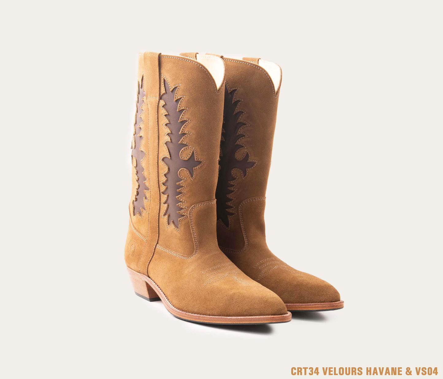 santiag femme, santiag homme, santiag sur mesure, santiag en cuir sur mesure, paire de bottes santiag en cuir daim, botte santiag avec incrustations, santiag personnalisée