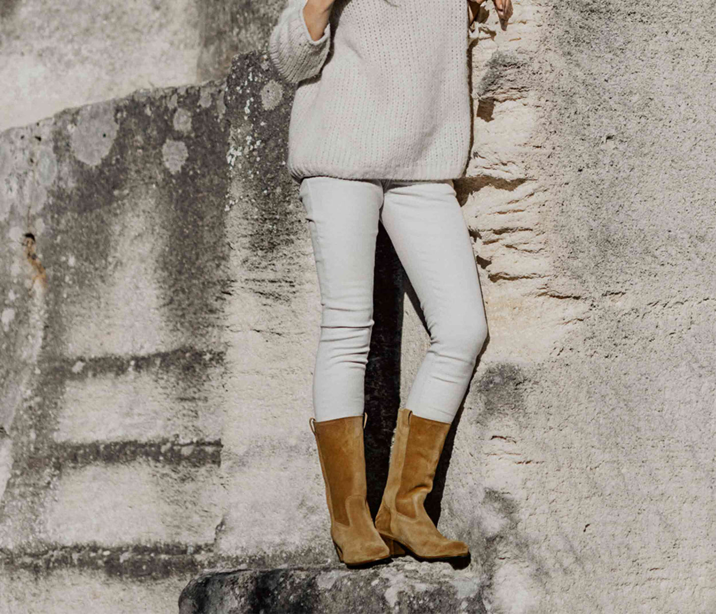 botte femme en cuir daim porté - botte en cuir velours femme porté - la botte gardiane botte simone - botte femme en cuir à talon porté - botte à talon en daim femme porté