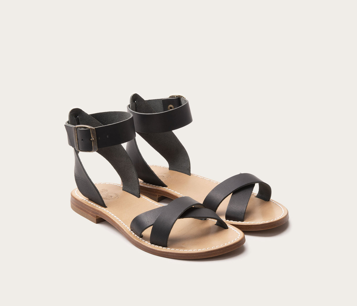 paire de sandales noires en cuir, paire de nu-pieds noirs, paire de sandales camarguais noires, sandales réglables à la cheville, paire de sandale femme la botte gardiane modèle saint ambroise, la botte gardiane sandales femme noires, made in camargue