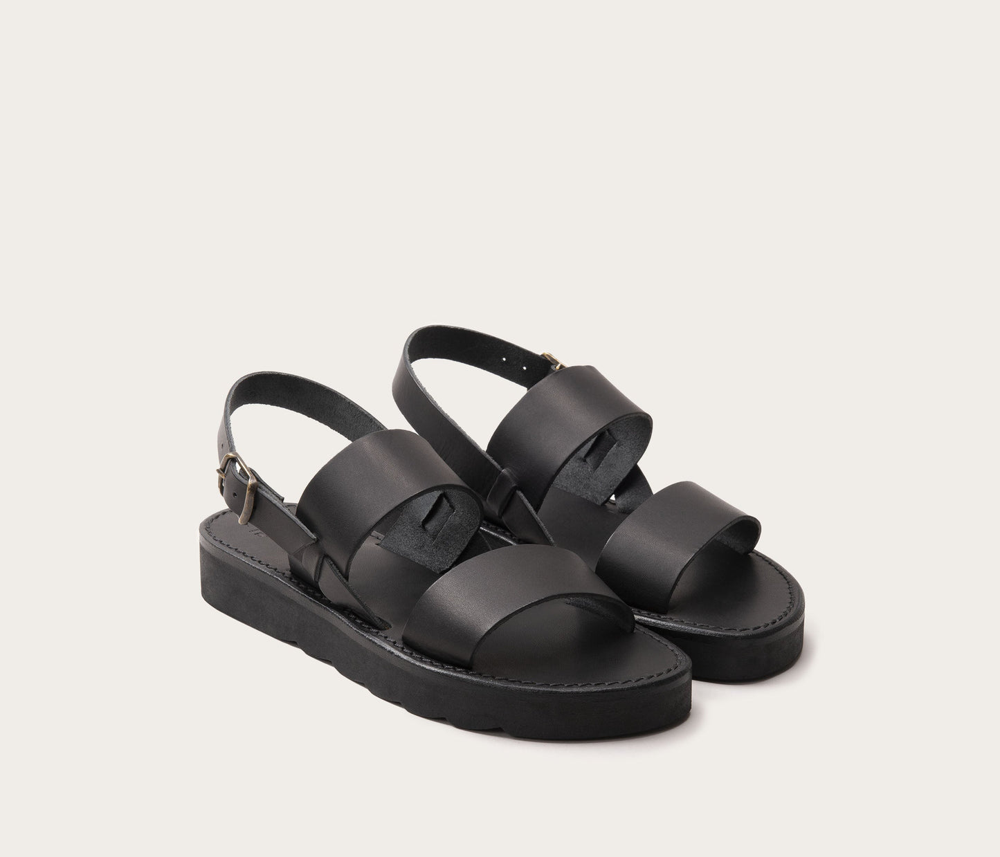 paire de sandales en cuir végétal - paire de sandale pour femme - paire sandale cuir végétal - la botte gardiane paire de nus pieds en cuir végétal - nus pieds femme en cuir noir végétal - nus pieds cuir végétal pour femme