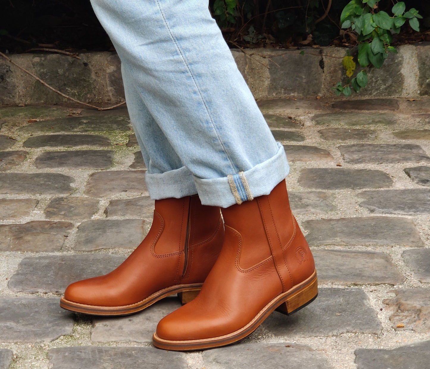bottine en cuir fauve - la botte gardiane chaussure fauve - look jean bottine en cuir, paire de boots gardian - paire de bottine style gardian fauve - paire de boots femme en cuir - paire de boots en cuir la botte gardaine portée - look avec bottine en cuir