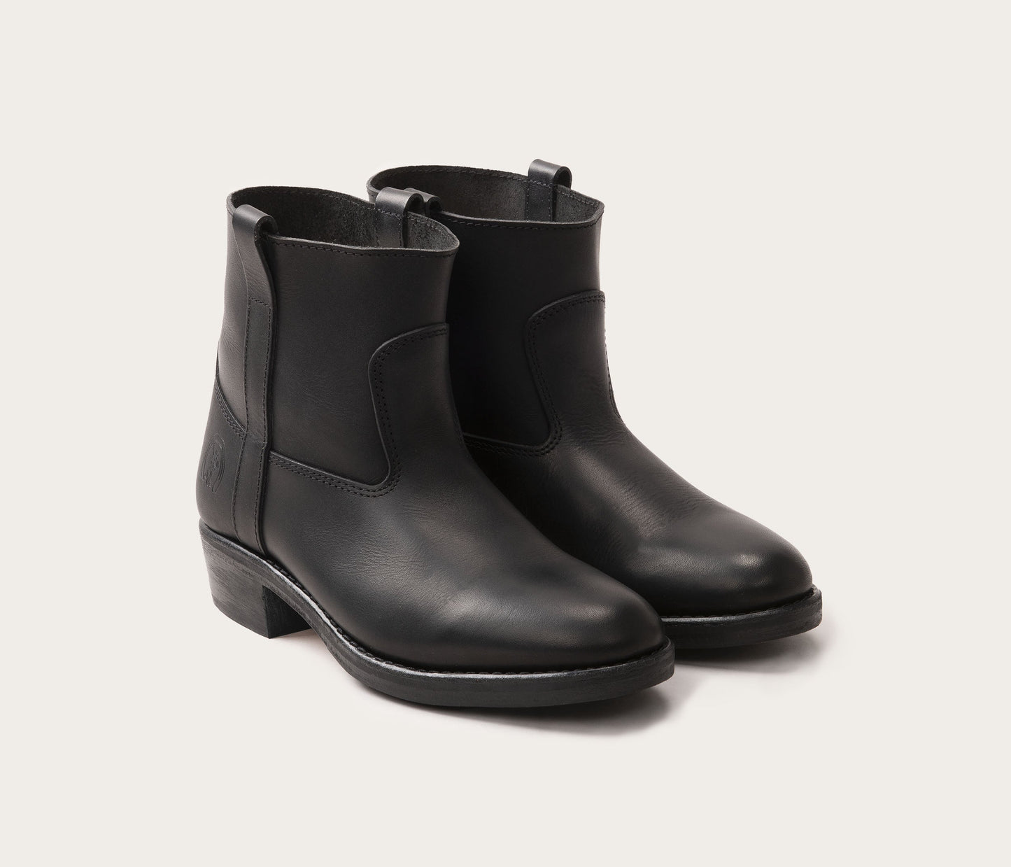 paire de bottines noire - paire de boots noire - boots en cuir noir homme - boots en cuir femme - boots de gardian femme - boots de gardian en cuir - bottines camarguaises en cuir - boots en cuir camargue - paire de bottines en cuir de qualité - paire de boots noire - paire de bottines toute noire - La botte gardiane camargue chaussures