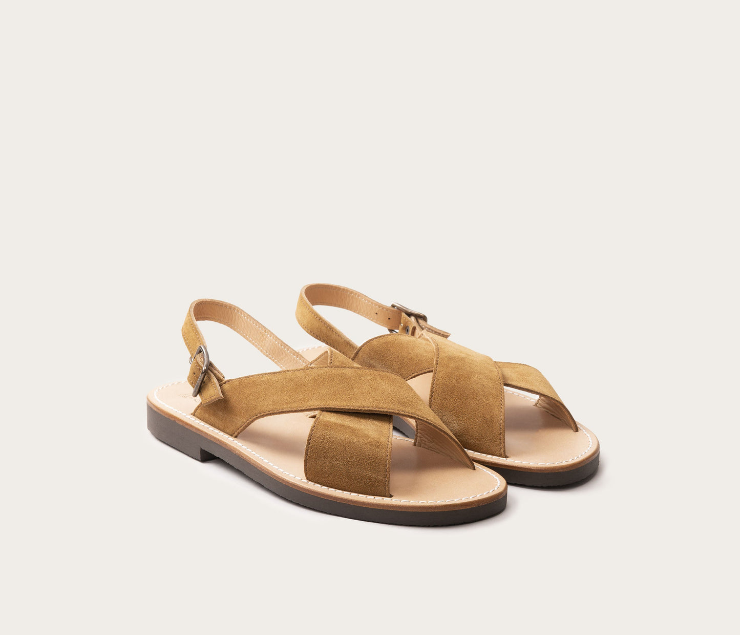 paire de sandales homme en cuir, paire de sandale en velours homme, paire de nu pieds homme en daim, paire de sandales en daim homme, couleur havane sandales homme, La botte Gardiane nu pieds Uzès homme, pièces artisanales camarguaises, label epv, atelier métiers d'arts
