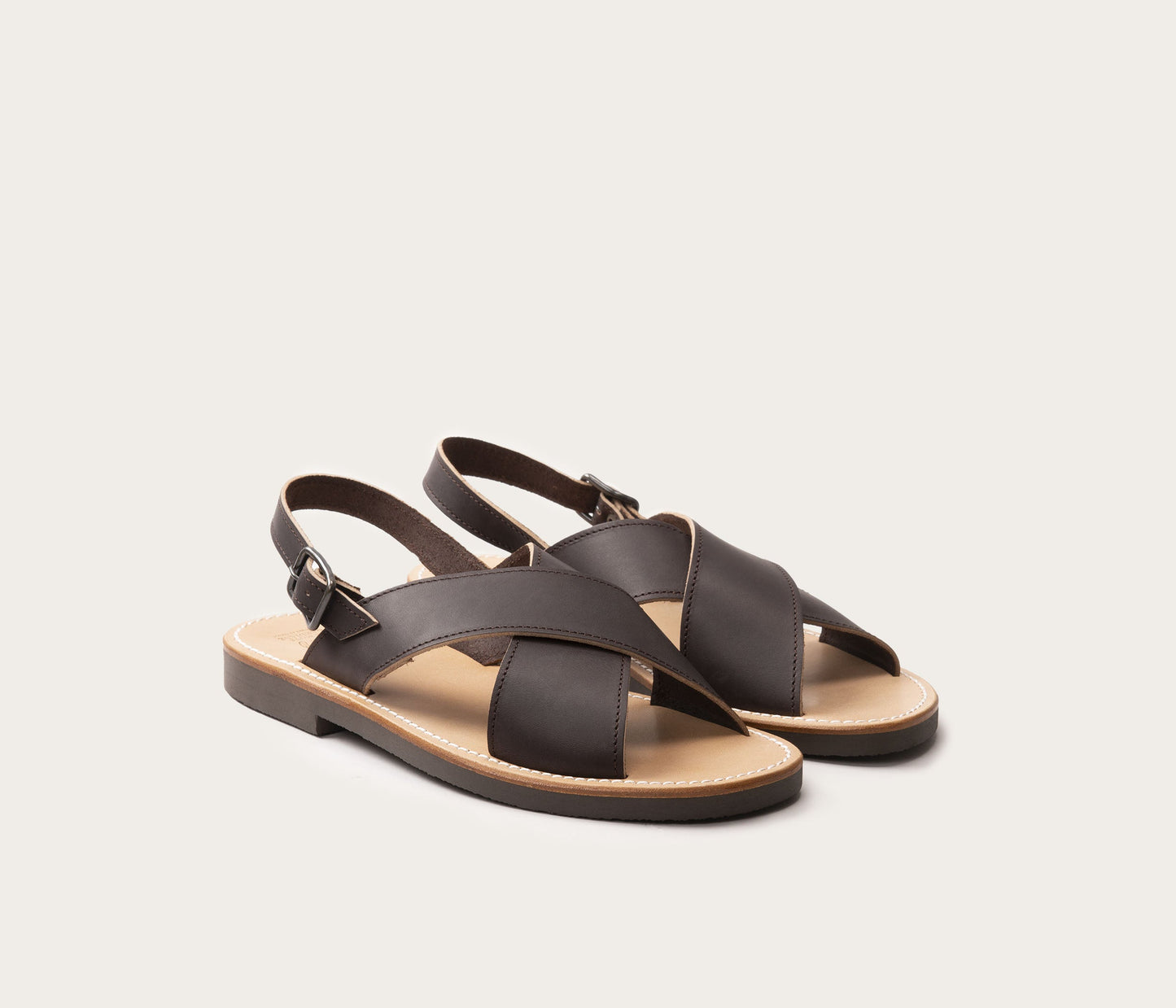paire de sandales pour homme, paire de nu pieds en cuir homme, sandales camarguaises homme en cuir français, atelier camarguais, sandales Uzès la botte gardiane café, paire de nu pieds en cuir pour homme marron