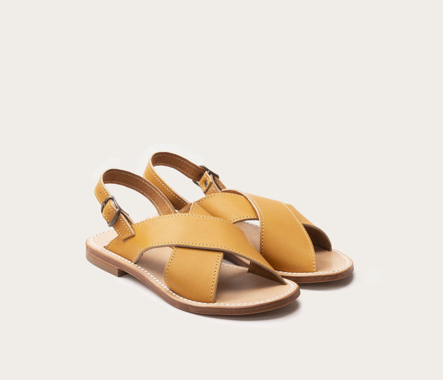 paire de sandale en cuir naturel Uzès femme, paire de nu pieds en cuir gras naturel, fabriqués en Camargue, paire de nu pieds cuir naturel femme
