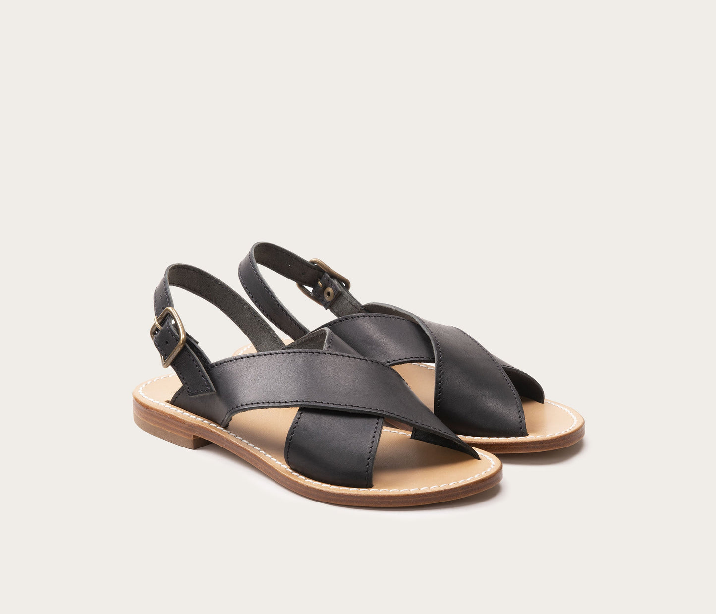 paire de sandales noires femme, sandales en cuir sans chrome, paire de nu pieds noirs femme, paire de sandales noires en cuir de veau, paire de sandales françaises, fabriqué en France, label epv, atelier camarguais
