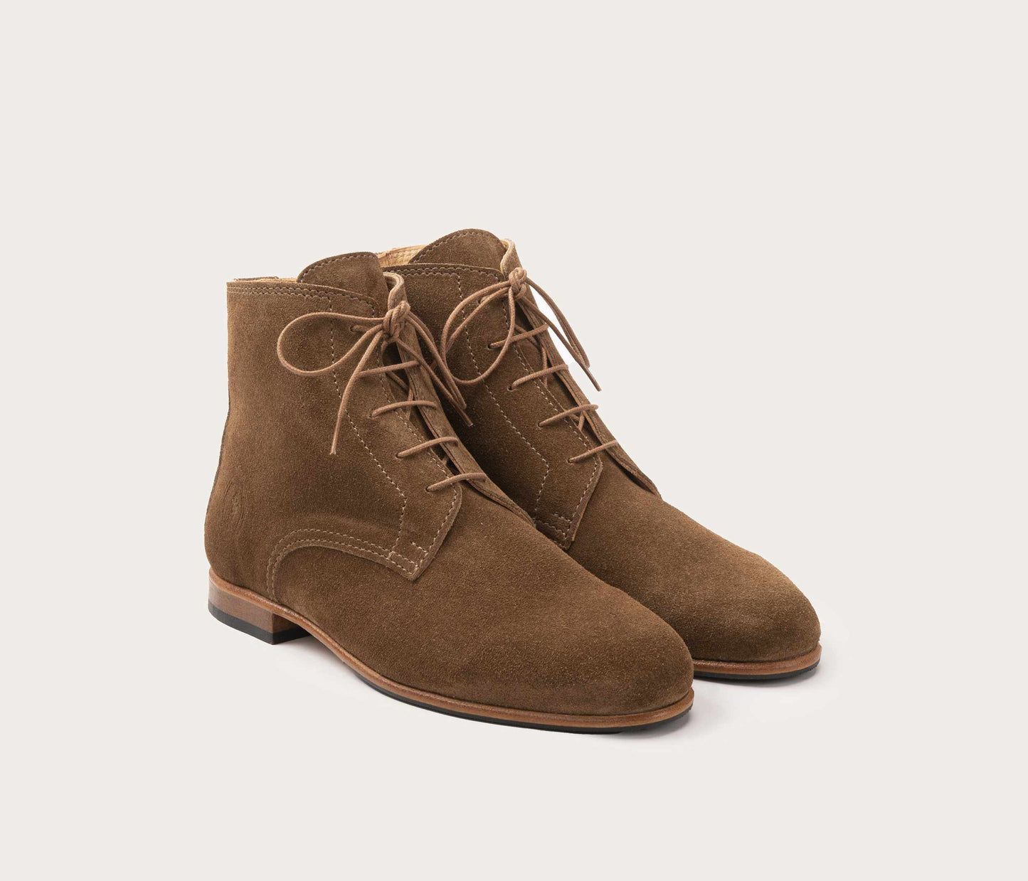 paire de bottines en cuir couleur taupe - paire bottine en cuir à lacets - bottines lacets taupe - bottines camarguaises - camargue - La botte gardiane paire bottines