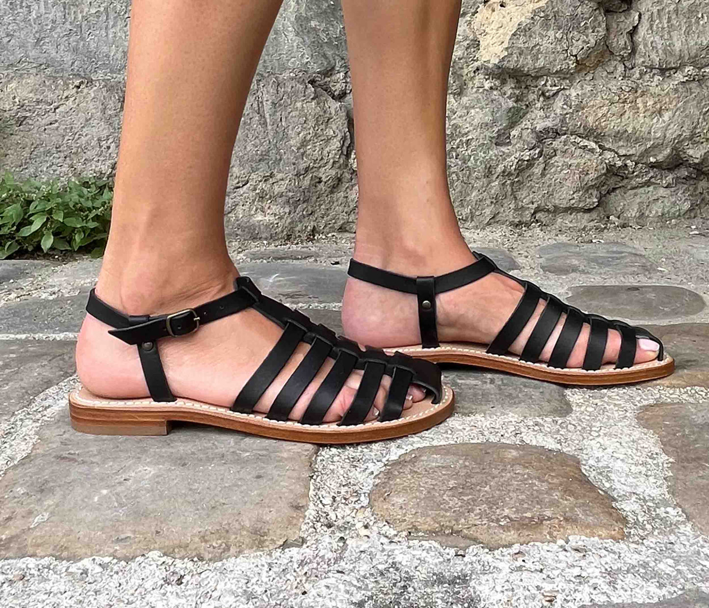 sandale en cuir porté - nu pied femme porté - sandale en cuir porté noir - nu pied porté la botte gardiane - chaussures d'eau en cuir porté