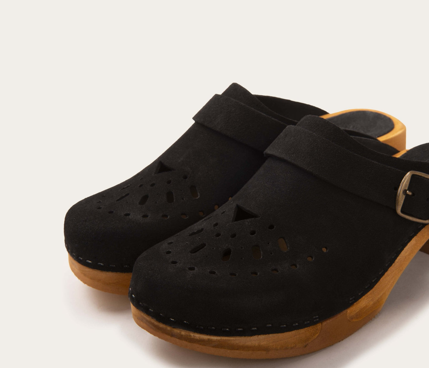 Sabots perforés velours charbon