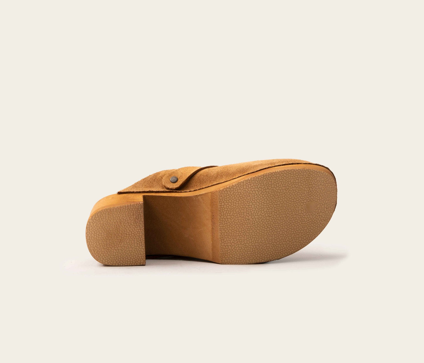 Sabots perforés velours havane