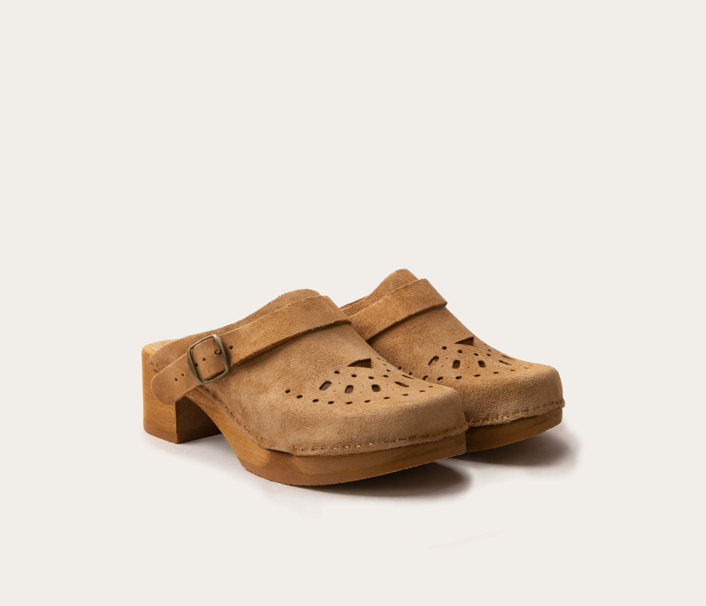 paire de sabot en daim, paire de sabot femme en cuir, paire de sabot en cuir valours havane, sabot la botte gardiane, botte gardiane sabot en daim, paire de sabot camarguais, sabot fabriqué en France, sabot en bois et cuir, sabot en bois et en velours, paire de sabot français, label epv, paire de sabot de qualité, paire de sabot style birkenstock, paire de sabot birk, birk en daim, sabot pour femme