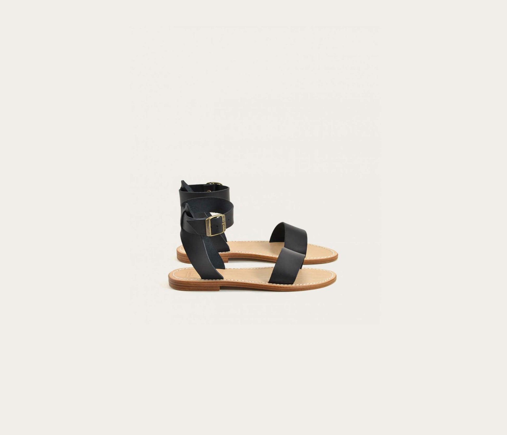 paire de sandale noire pour enfant, paire de sandale pour enfant en cuir fabriquée en france, paire de sandale artisanale noire enfant, la botte gardiane paire de sandale en cuir mage enfant, paire de sandale en cuir de veau tannage végétal