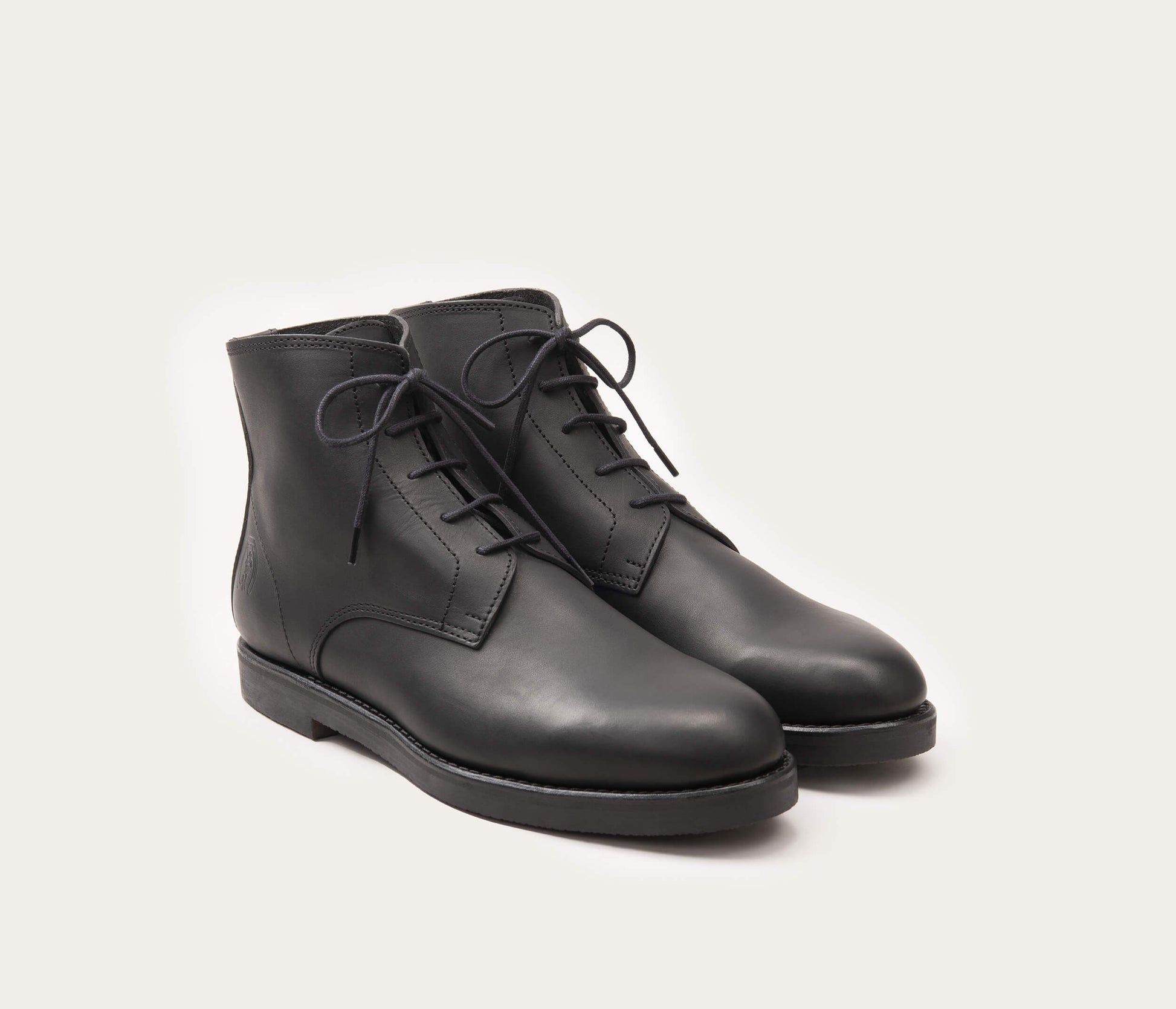 paire de boots en cuir à lacets - paire de bottine à lacets pour homme - paire de boots à lacets camarguaise vue biais  - boots à lacets de ville pour les hommes - la botte gardiane paire à lacets homme - camargue chaussures - paire de chaussures fabriquées en France