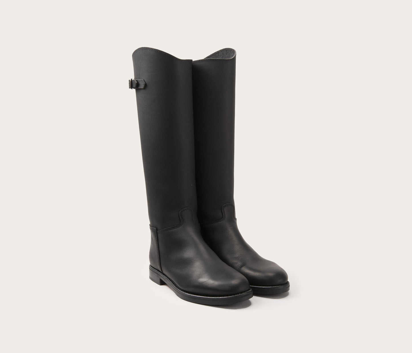 paire de bottes la botte gardiane style cavalier - bottes hautes zippées - bottes hautes à zip en cuir noir - paire de bottes en cuir français pour faire du cheval - paire de bottes hautes en cuir pour faire du cheval - bottes cavalières homme - bottes cavalières femme