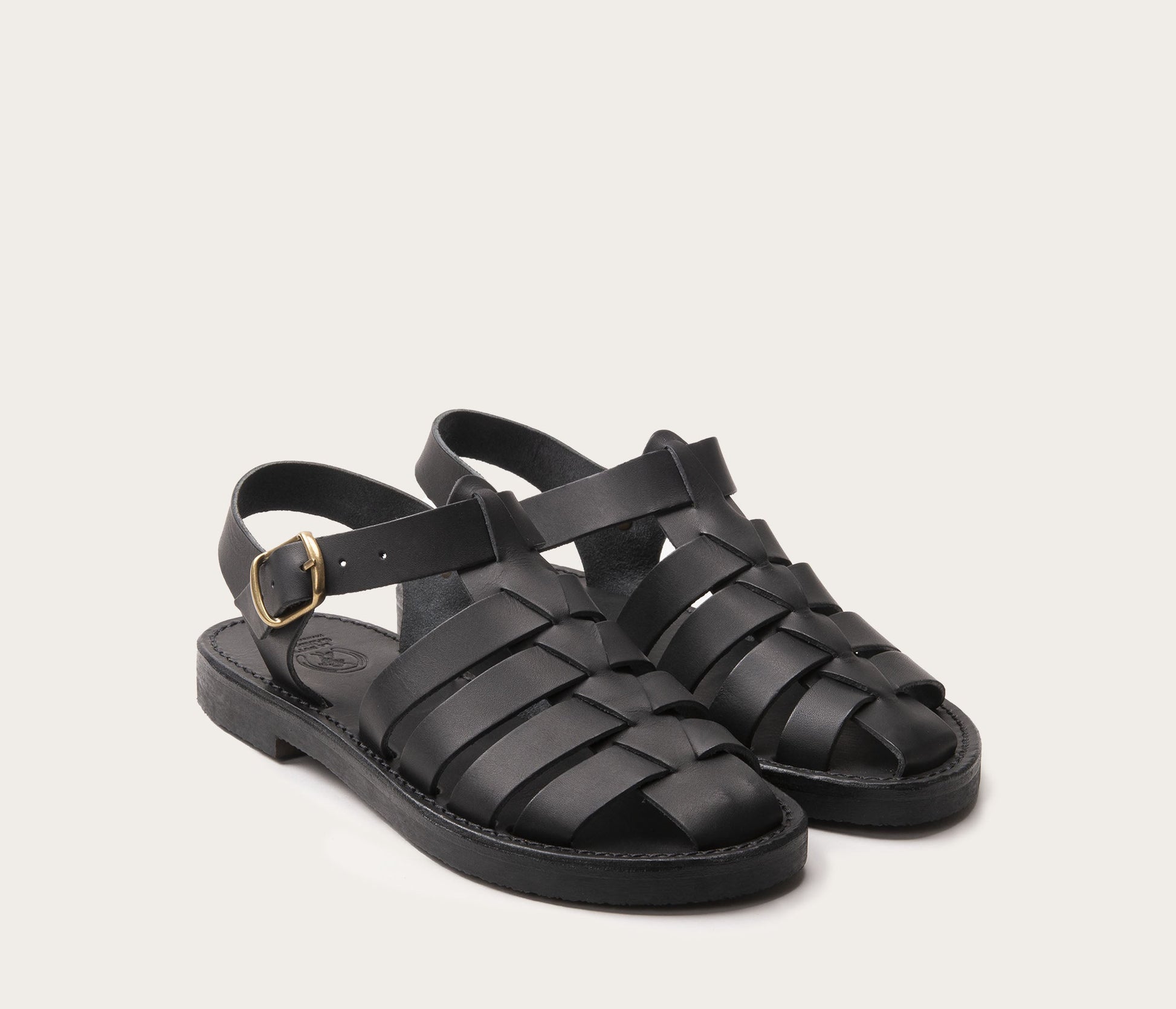 sandale femme en cuir noir, sandales femme en cuir noir, sandales en cuir noir, sandales en cuir confortable, sandales noire, sandale bout ferme, sandal noir, sandale en cuire, la botte gardiane, atelier de chaussure, fabriquant français labottegardiane, sandale la botte gardiane, La botte gardiane, le dernier fabriquant français de la camarguaise fabrique des sandales, sandale made in france,diane, sandal sandale artisanales, sandales française