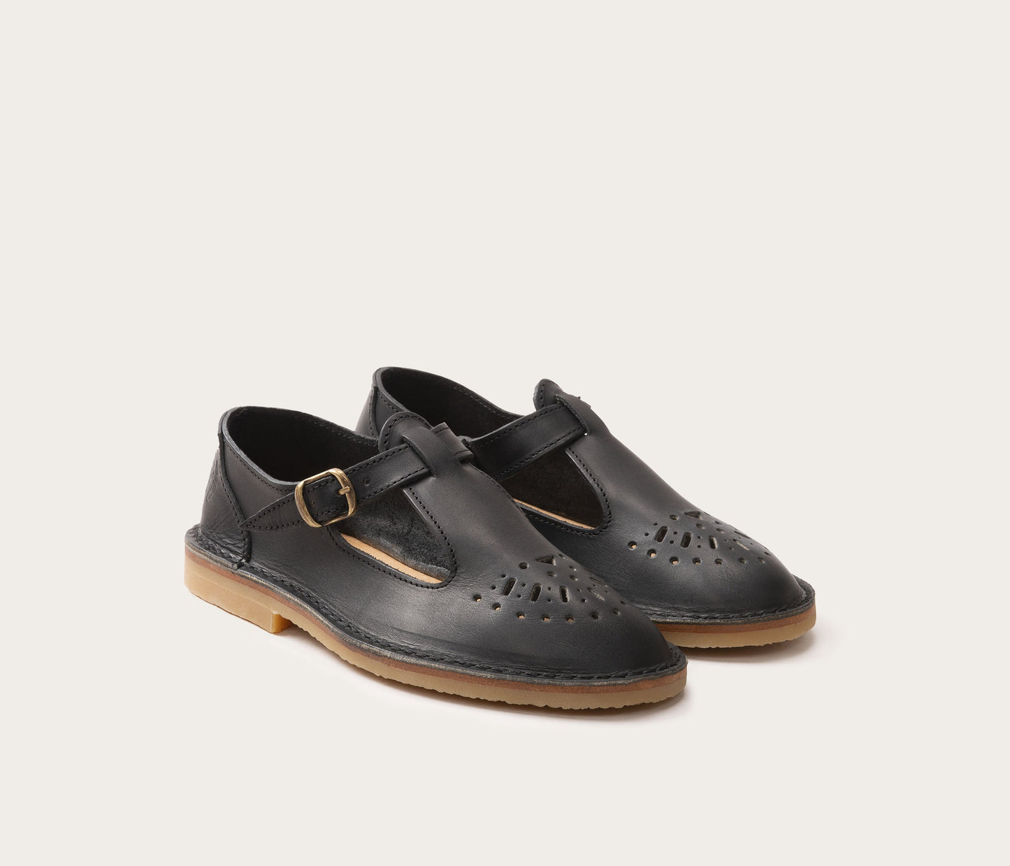paire de chaussure en cuir, paire de chaussure noires en cuir, chaussure basse camarguaise Alain en cuir français, chaussure en cuir suportlo, chaussure ouvertes été en cuir, chaussure en cuir ouverte style ballerine, fabriqué en france, chaussures basses made in France