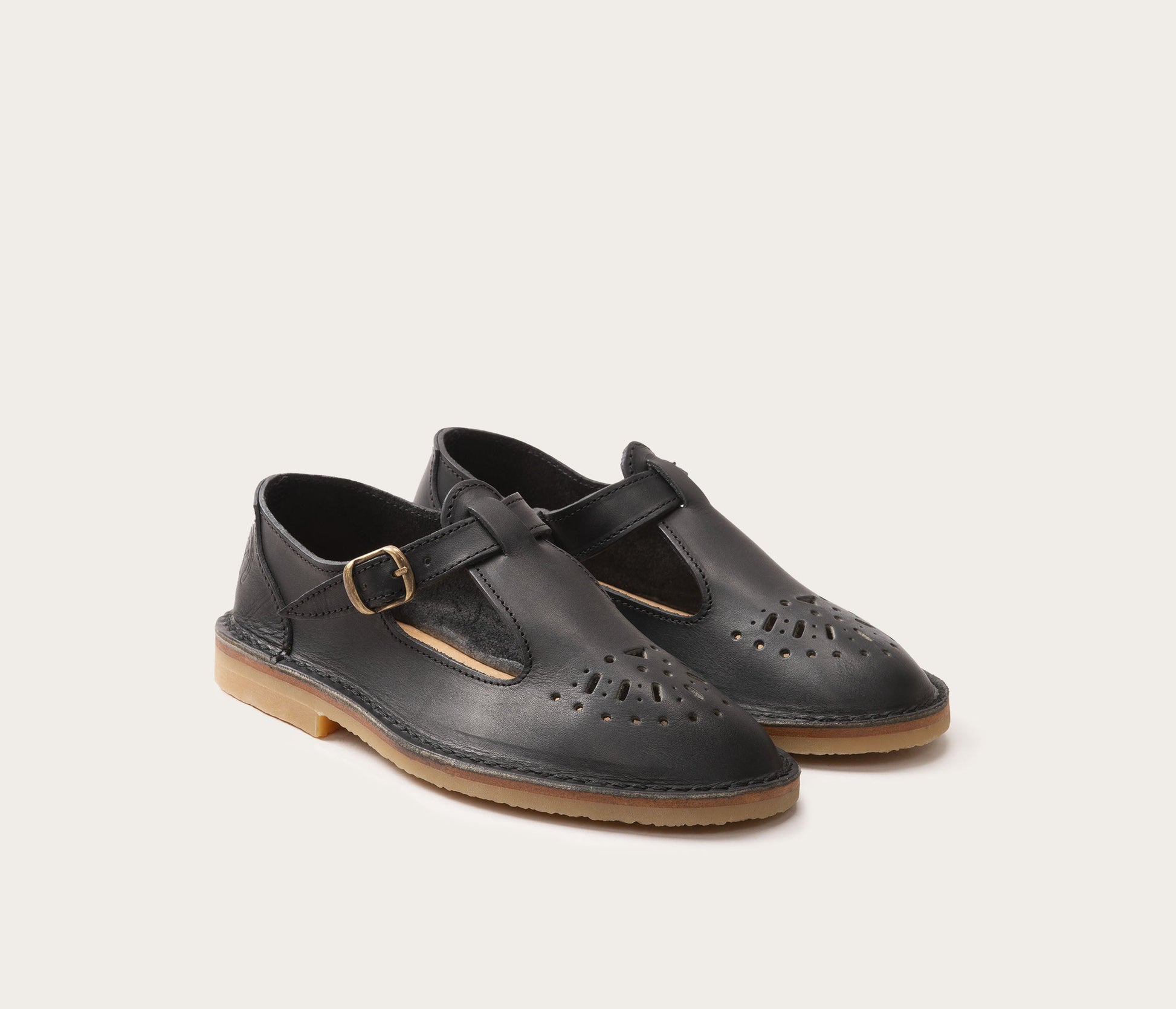 paire de chaussure en cuir, paire de chaussure noires en cuir, chaussure basse camarguaise Alain en cuir français, chaussure en cuir suportlo, chaussure ouvertes été en cuir, chaussure en cuir ouverte style ballerine, fabriqué en france, chaussures basses made in France
