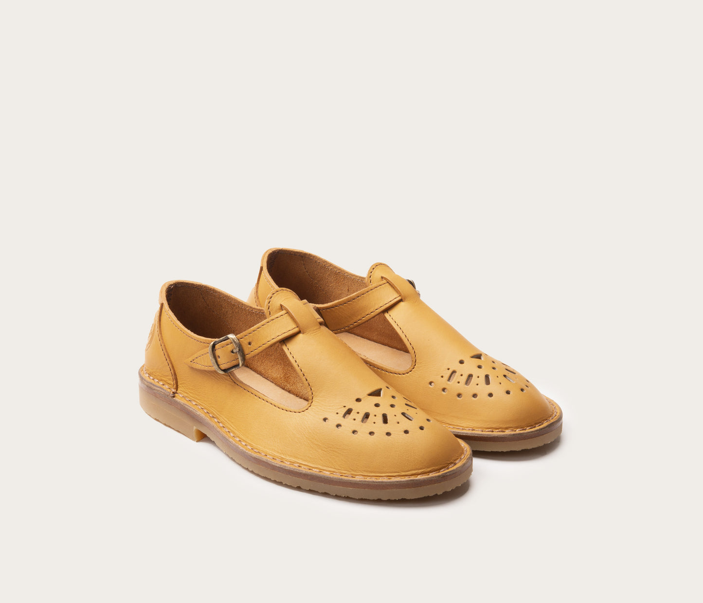 paire de chaussure avec semelle gomme, modèle Alain en cuir suportlo français, botte gardiane alain naturel