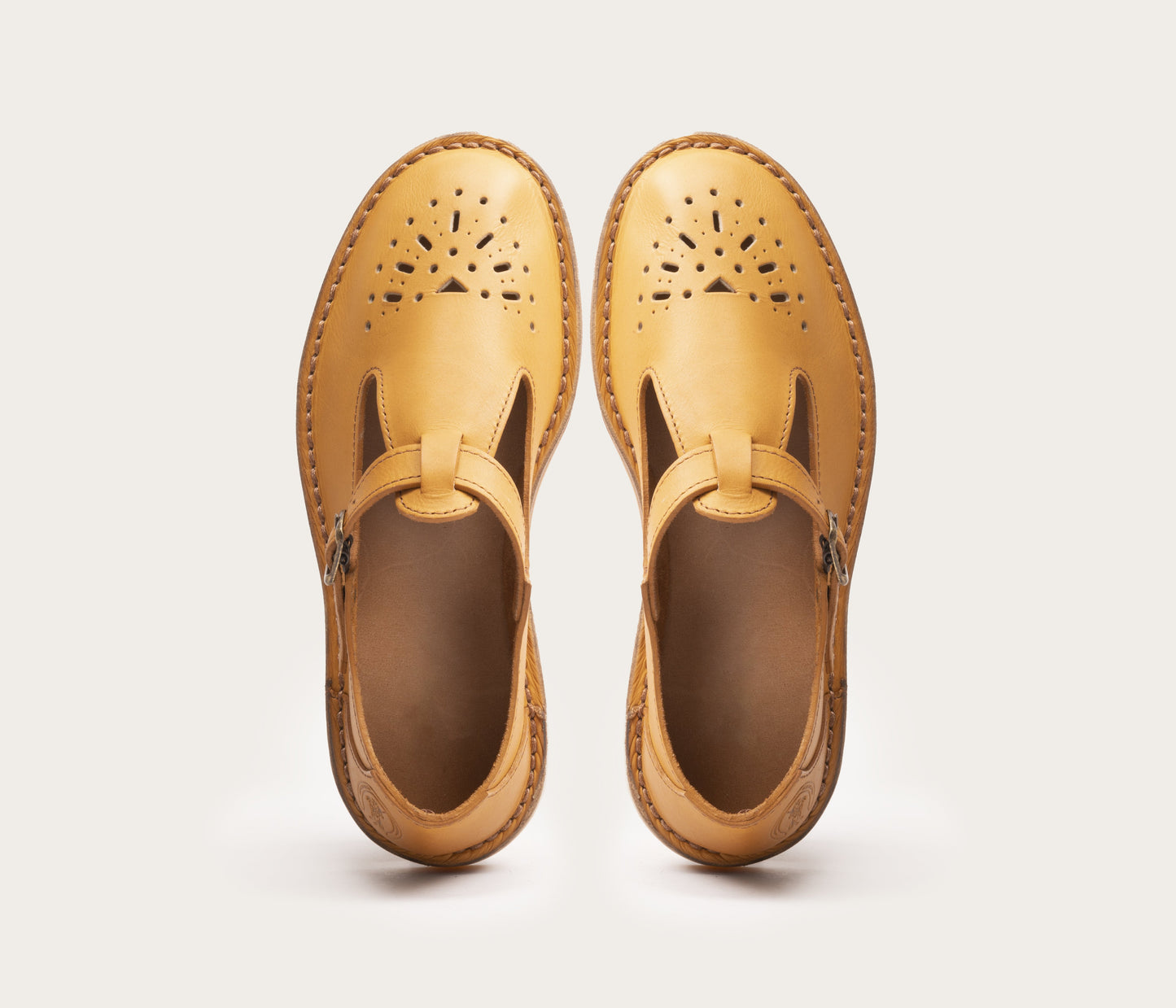 paire de sandale en cuir français, paire de sandale style rétro, paire de sandale mixte en cuir style chaussure d'enfant, chaussure basse bout fermé en cuir, sandale bout fermé en cuir, sandale en cuir mixte camarguaise