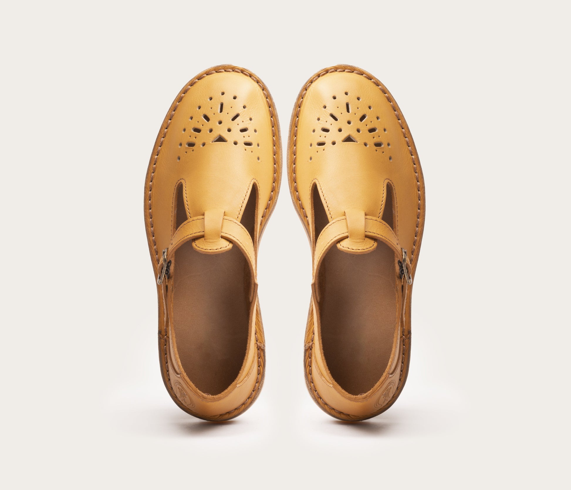 paire de sandale en cuir français, paire de sandale style rétro, paire de sandale mixte en cuir style chaussure d'enfant, chaussure basse bout fermé en cuir, sandale bout fermé en cuir, sandale en cuir mixte camarguaise