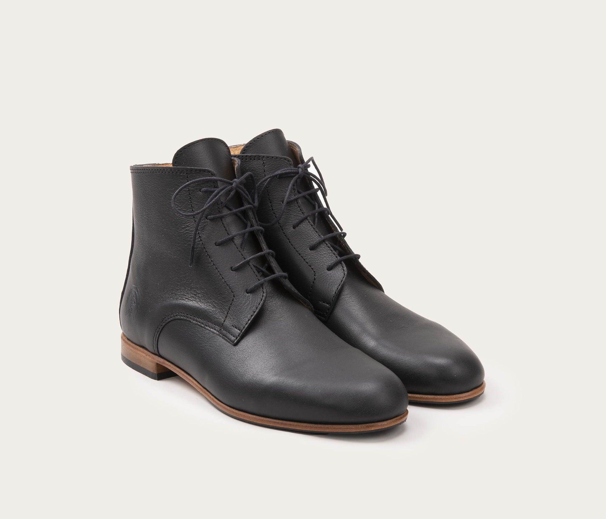 paire bottines à lacets femme cuir, paire bottines à lacets , bottines à lacets femme paire , paire bottines à lacets cuir, la botte gardiane, bottines femme cuir, bottines à lacets femme cuir, bottines a lacets femme, bottine femme cuir à lacet, bottines à lacet cuir noir femme  - bottines camarguaises noires, boots lacets cuir pleine fleur hydro calf noir, cuir noir tannerie haas, bottines la botte gardiane, boots camarguaises femme