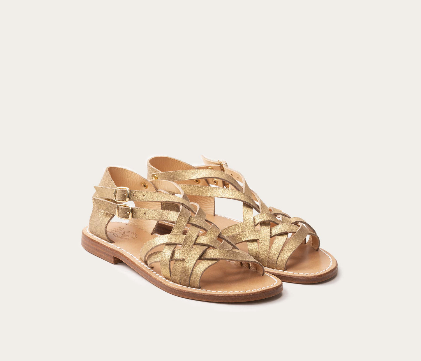 paire de nu pieds en cuir pailleté, paire de sandale femme dorée, paire de sandale en cuir brillant, chaussure à paillette, sandale avec des brides croisées, paire de sandale artisanale en cuir couleur or, sandale or femme, cuir or chaussure, made in Camargue 