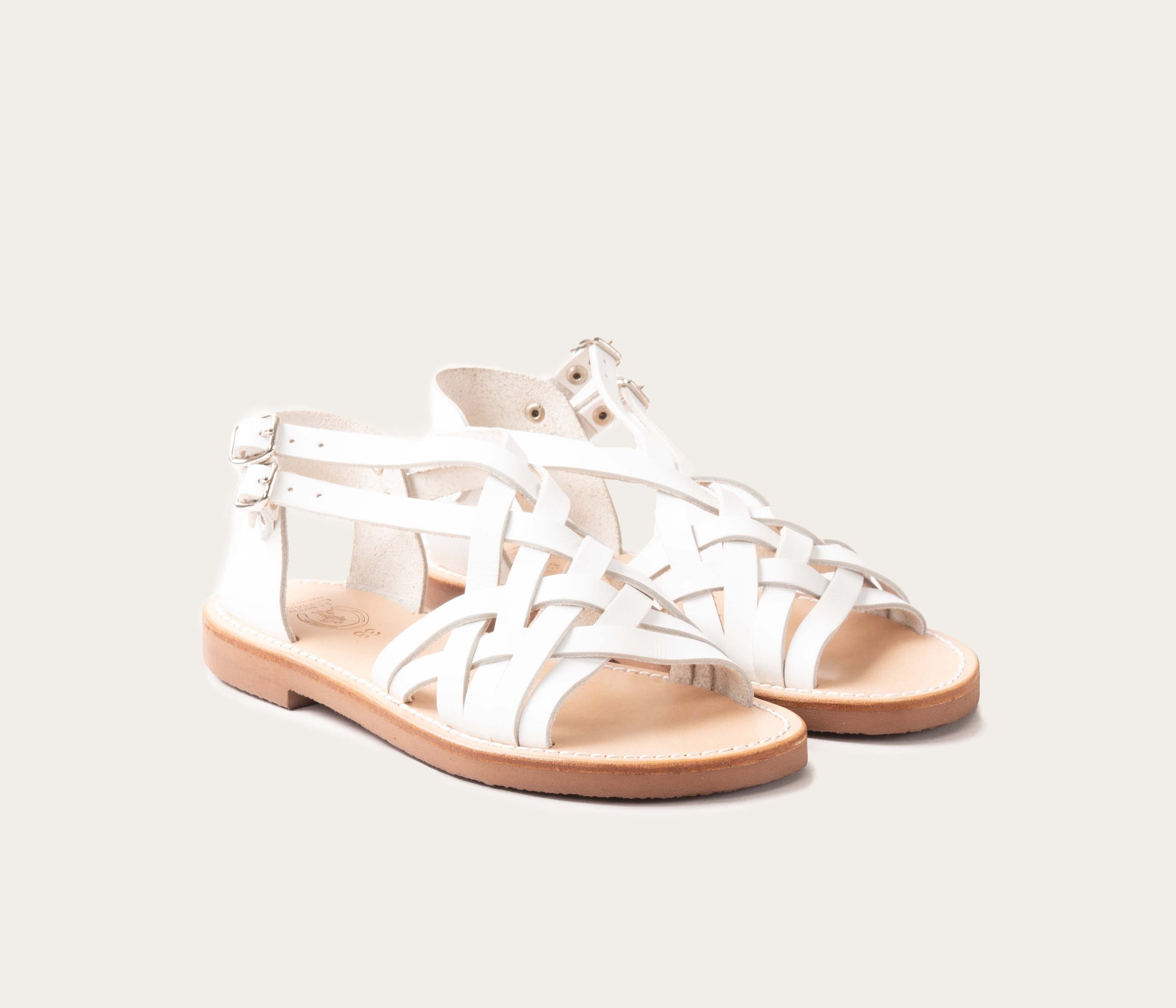 paire de sandales en cuir blanc gras femme - paires de nus pieds femme en cuir blanc - paire de nus pieds femme brides croisées - chaussure d'été femme en cuir - camargue sandales blanches