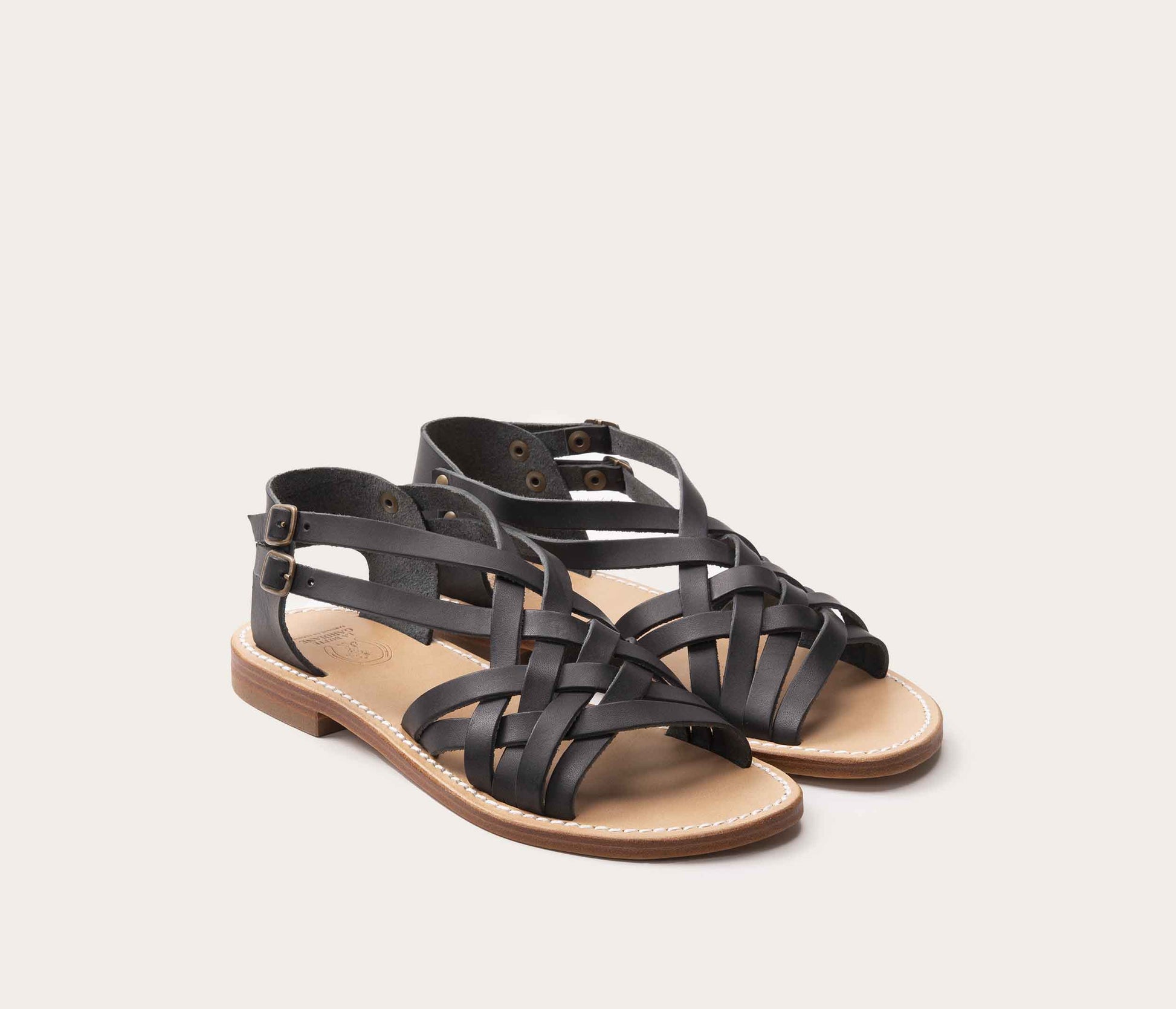 paire de sandale en cuir végétal, paire de nu pieds noir pour femme, paire de sandale en cuir noir, label EPV, made in Camargue, atelier français, production artisanale, Sandales estivales en cuir, la botte gardaine modèle Annabel noir