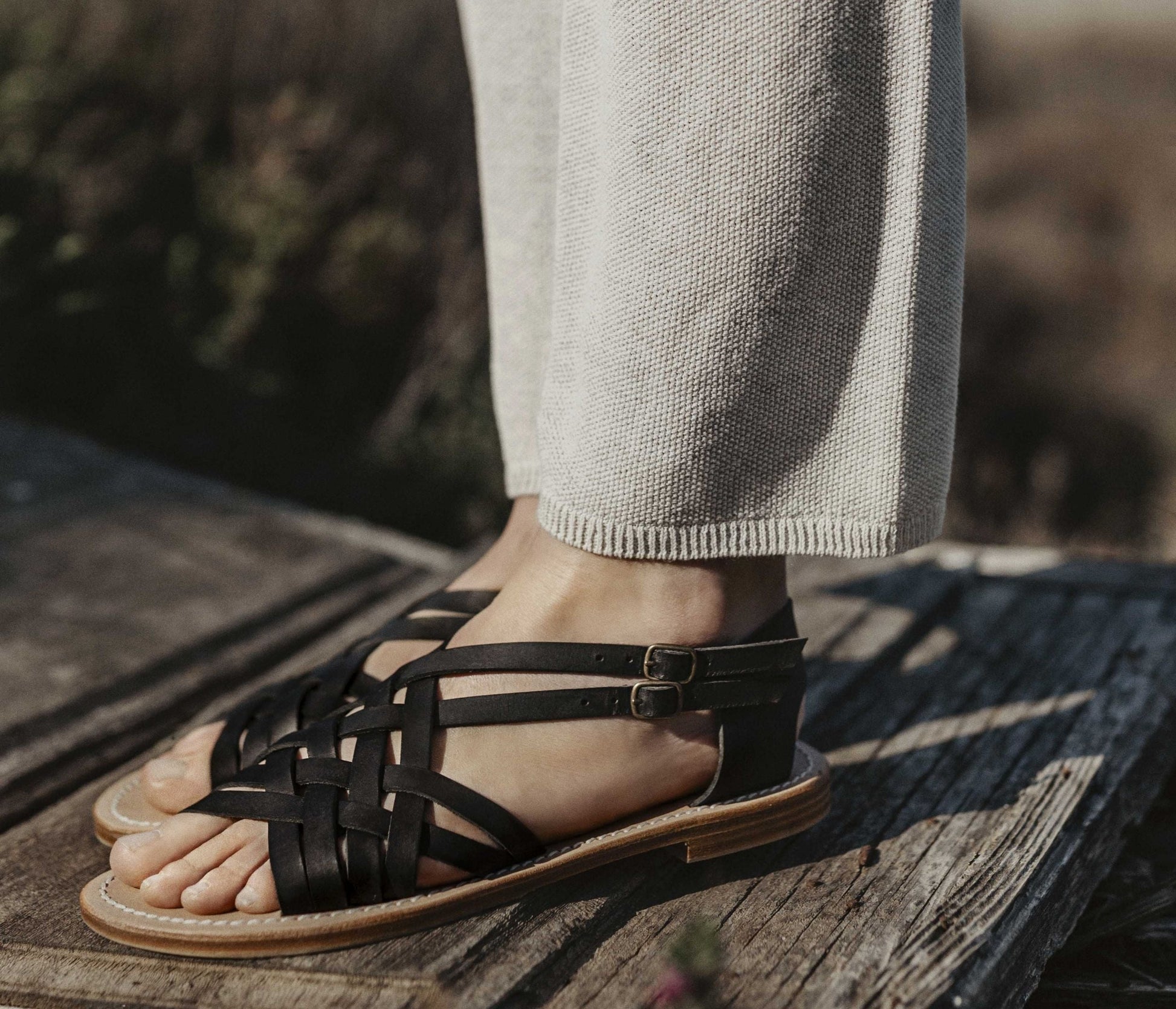 modèle annabel la botte gardiane porté, nu pieds camarguais, shooting en camargue, sandale noire portée, cuir de qualité, sandale durable, france, modèle Annebel la botte gardiane porté, sandale camargue, sandale noire en cuir portée