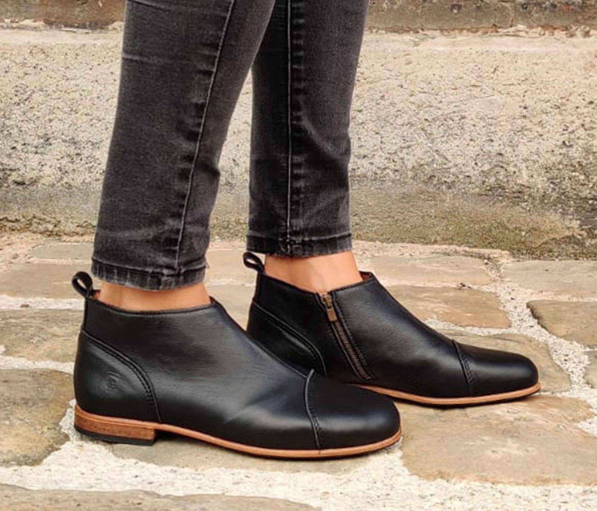 chaussure portée - chaussure la botte gardiane noire à zip - chaussure en cuir la botte gardiane en cuir noir à zip portée - la botte gardiane chaussure portée en cuir noir