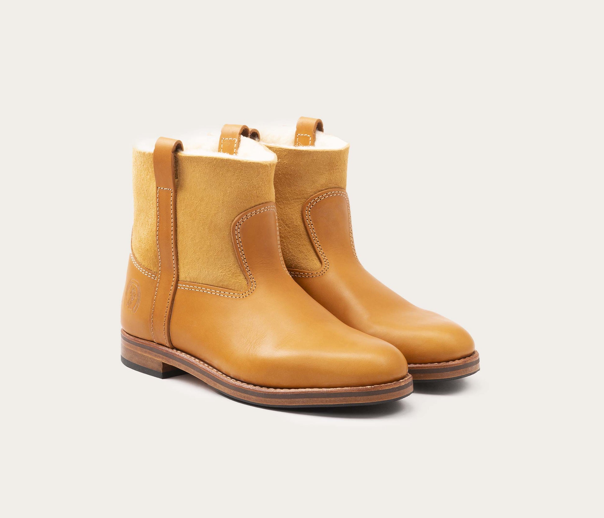 paire de chaussures en suportlo - paire de bottines en cuir gras naturel fourrée mouton avoriaz - fourrure en mouton bottines - paire de bottines en cuir gras femme - bottines pour le froid - bottines made in france - bottine hiver la botte gardiane - bottines pour le froid avec peau - la botte gardiane bottine fourrée