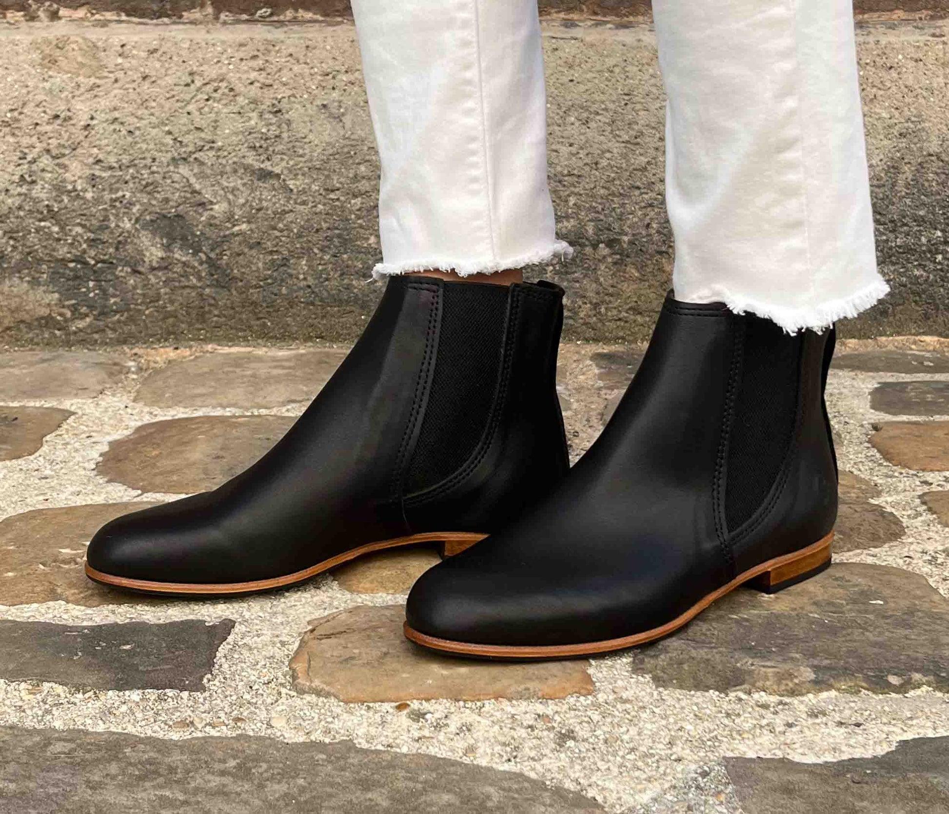 bottine en cuir la botte gardiane à élastique porté - bottine en cuir souple look - bottine en cuir femme noir à élastique - idées de tenues avec des bottines noires - idées de tenues bottines en cuir - jean blanc et bottines - la botte gardiane modèle berlioz porté