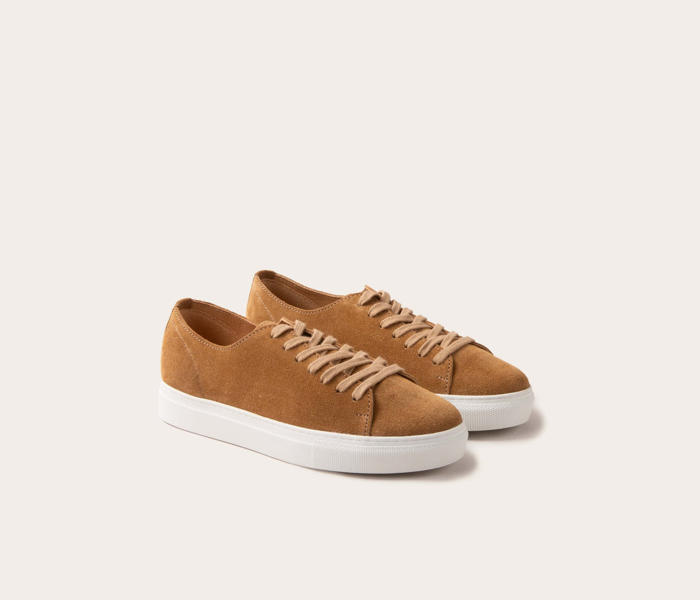 paire de basket en cuir havane, basket française en cuir daim, basket en daim, baskets en daim made in France, la Botte Gardiane basket en daim, baskets en cuir velours havane, baskets camarguaises