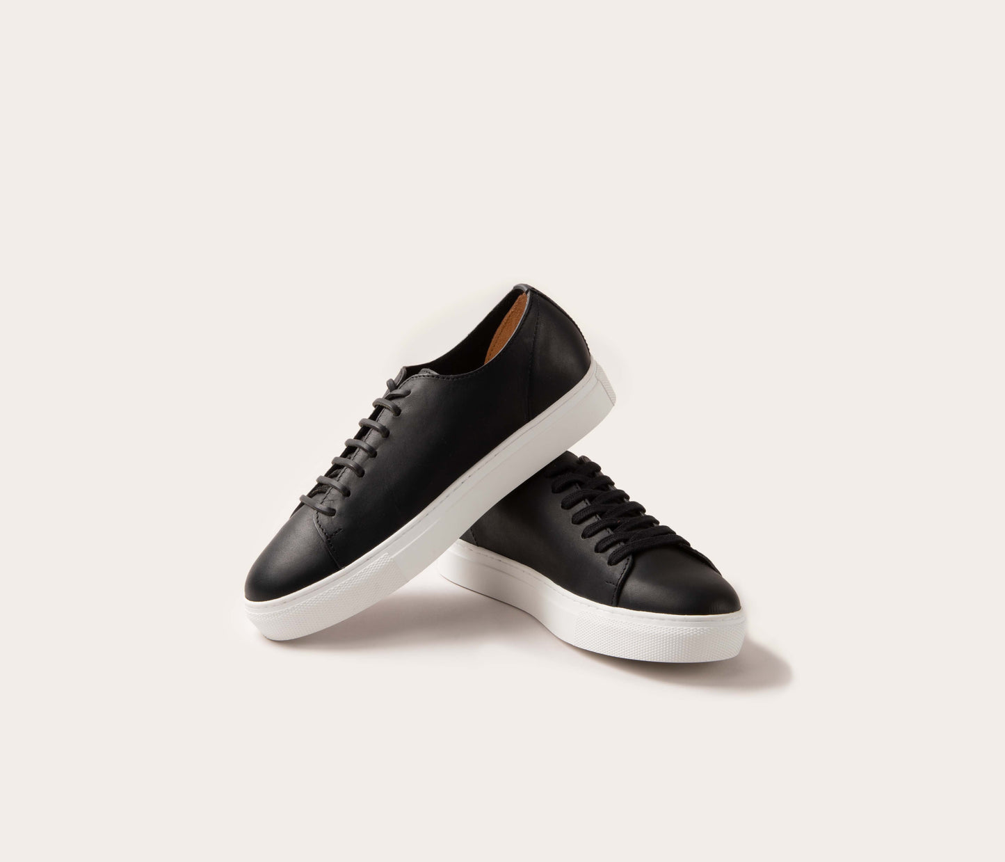 sneakers lacet cuir, la botte gardiane paire de basket noire, paire de basket en cuir suportlo noir, cuir français, basket française en cuir, baskets made in France