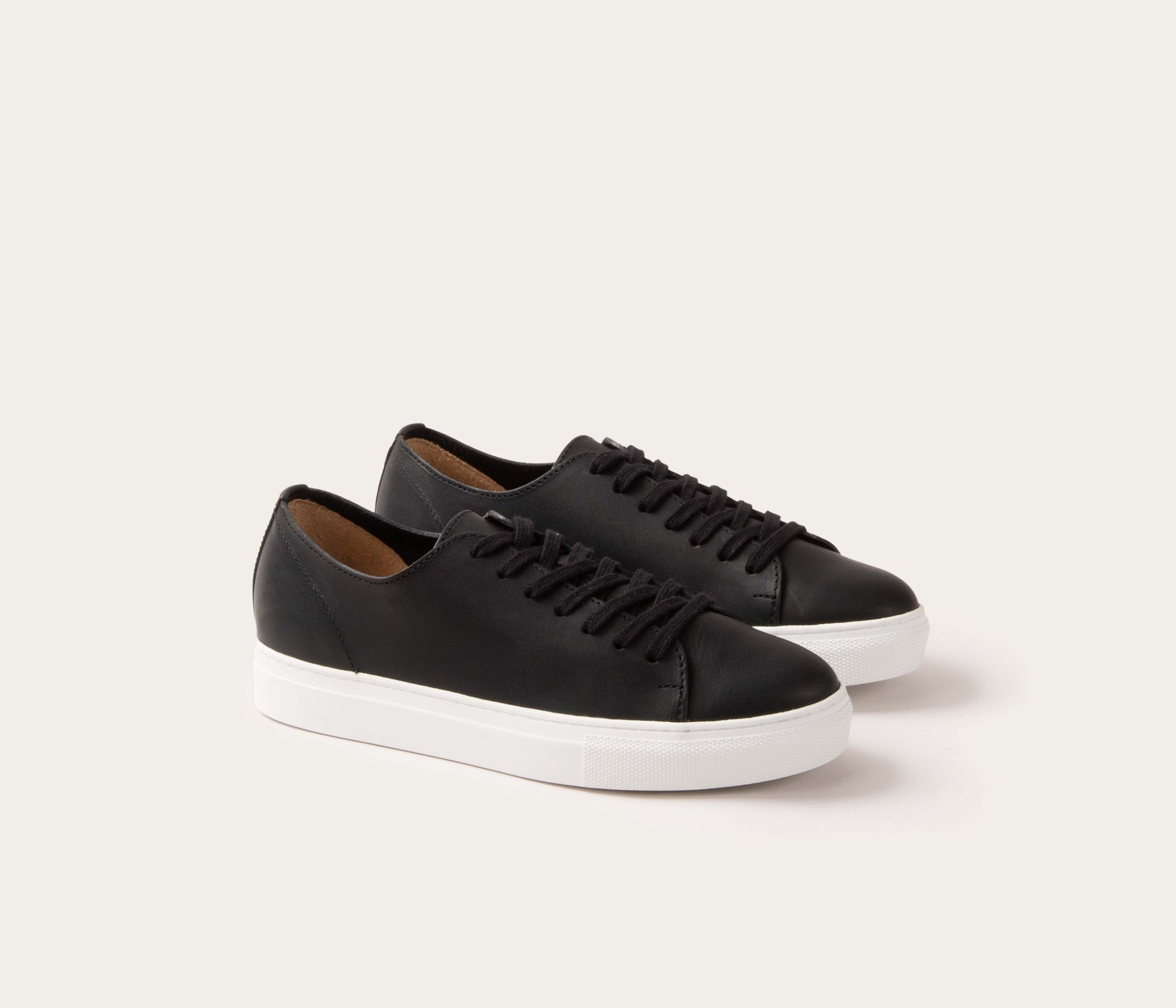 Paire de baskets noire en cuir suportlo