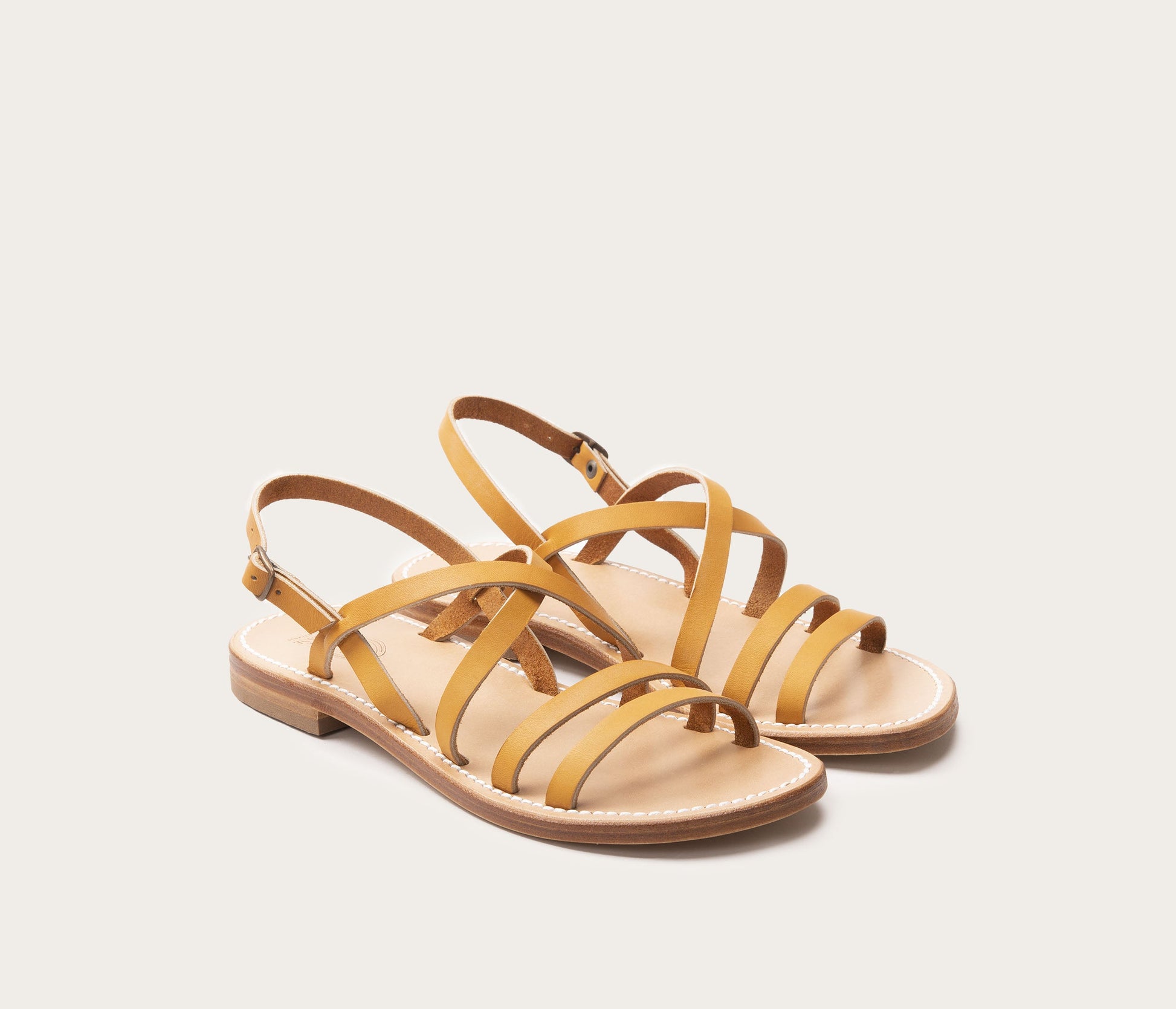 paire de sandale en cuir femme - paire de sandale camarguaise en cuir naturel - cuir tannerie haas - nus pieds en cuir français - paire de nus pieds en cuir femme - sandales bastille la botte gardiane en cuir naturel - paire de sandales la botte gardiane en cuir naturel brides fines - nus pieds réglables - sandales grandes pointures femme