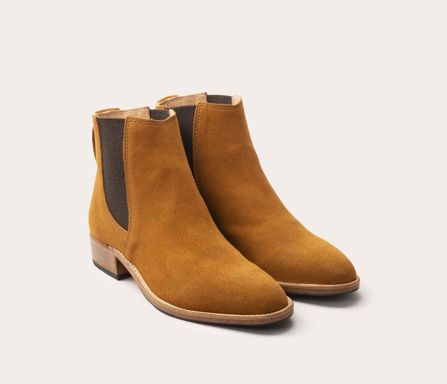 paire de bottines en velours - paire de bottines en daim - paire de boots en velours femme - paire de boots en daim femme - paire de chaussures en velours - paire de chaussures en cuir - paire de boots en cuir daim - EPV - camargue chaussures