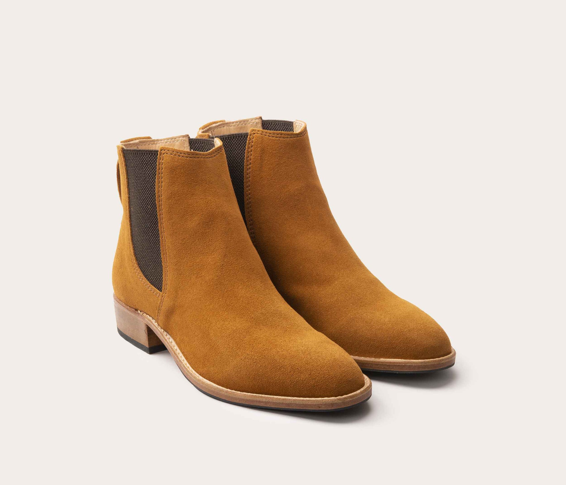 paire de bottines en velours - paire de bottines en daim - paire de boots en velours femme - paire de boots en daim femme - paire de chaussures en velours - paire de chaussures en cuir - paire de boots en cuir daim - EPV - camargue chaussures