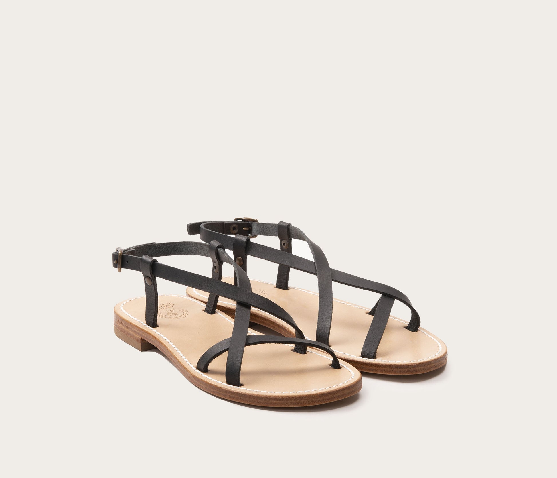 paire de sandales tanné végétal - tannage végétal sandale femme - la botte gardiane sandales belle ile - brides fines sandales femme - fabriquées en france  - sandales femme noires et simples - EVP - sandales femme élégantes