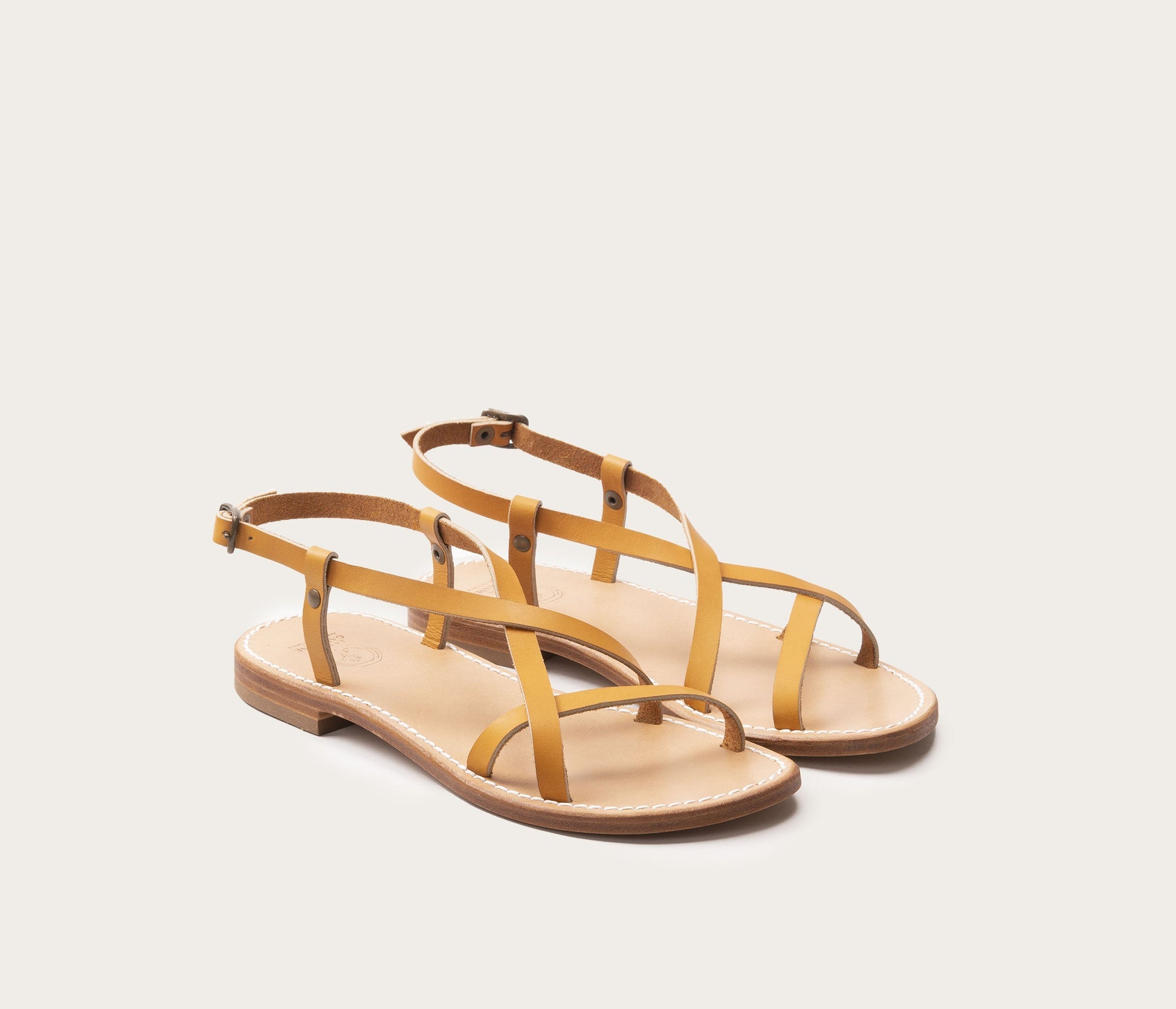 paire de sandales en cuir naturel gras - cuir gras naturel paire de sandales pour femme - sandales élégantes et simples en cuir femme - sandales en cuir gras femme couleur naturel - sandales d'été femme en cuir - sandales femme fabriquées en France