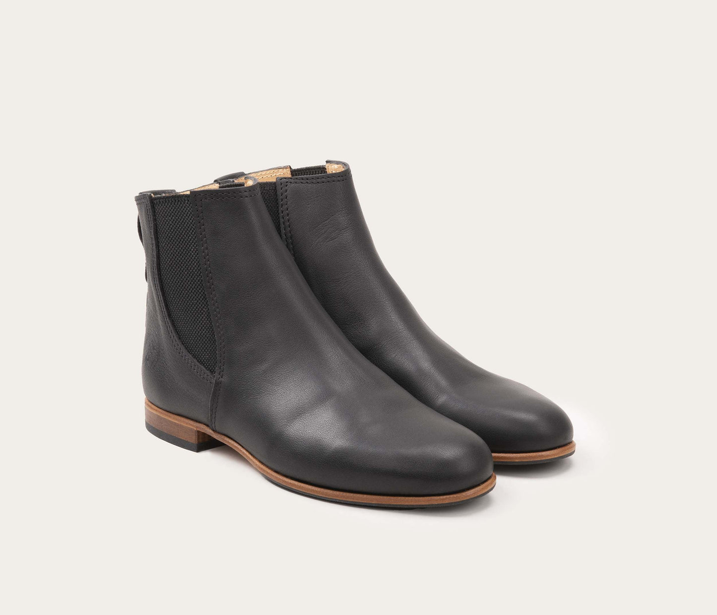 paire de bottine en cuir souple noir - paire de bottines en cuir souple noir femme - paire de bottine en cuir avec des élastiques - paire de bottines la botte gardiane élastique - la botte gardiane bottines berlioz - bottines berlioz en cuir souple noir - cuir tannerie haas - paire de chaussures hiver en cuir