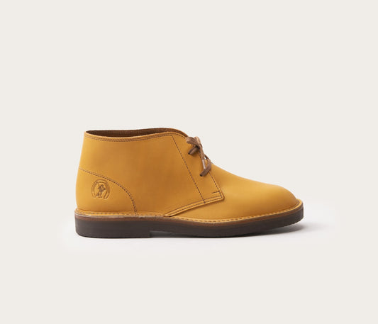 chaussure camargue naturel vue de profil - paire camarguaise en cuir naturel - paire camarguaise à lacets pour homme - chaussure à lacets -cuir naturel - paire de chaussure à lacets pour homme - desertboots made in france - chaussures la botte gardiane - quality desertboots - desertboots La Botte Gardiane