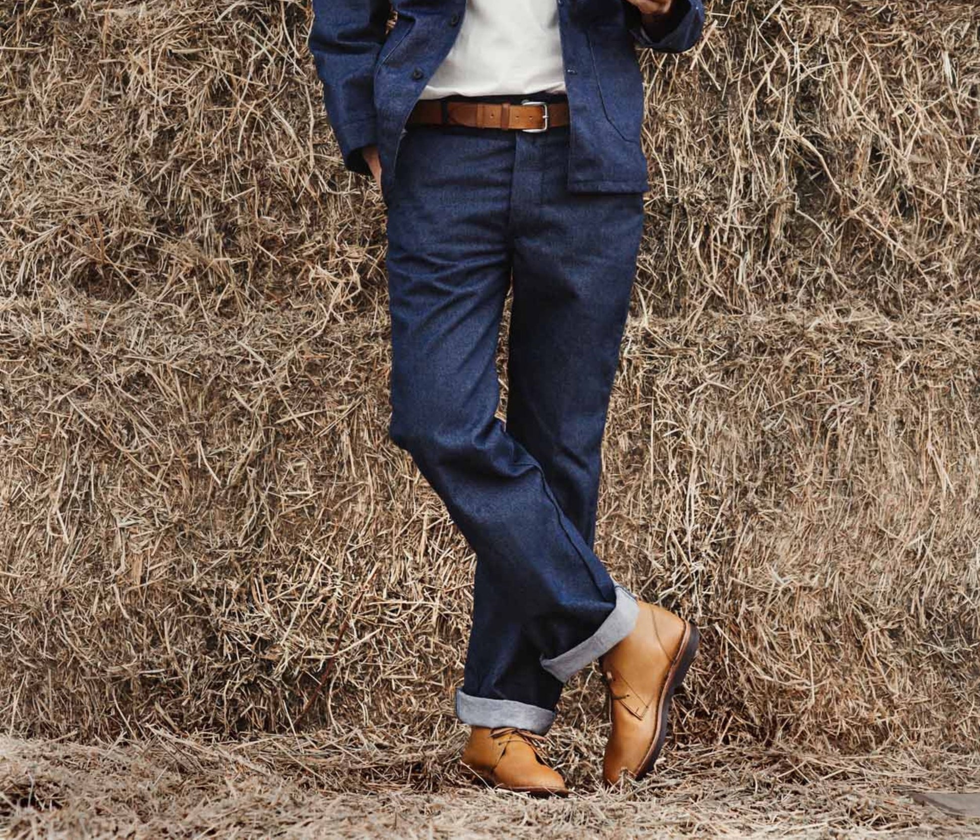 desertboots à lacets homme - desertboots  en cuir - boots à lacets en cuir naturel pour homme - paire camarguaises homme portée - jolie paire de chaussures camargaises