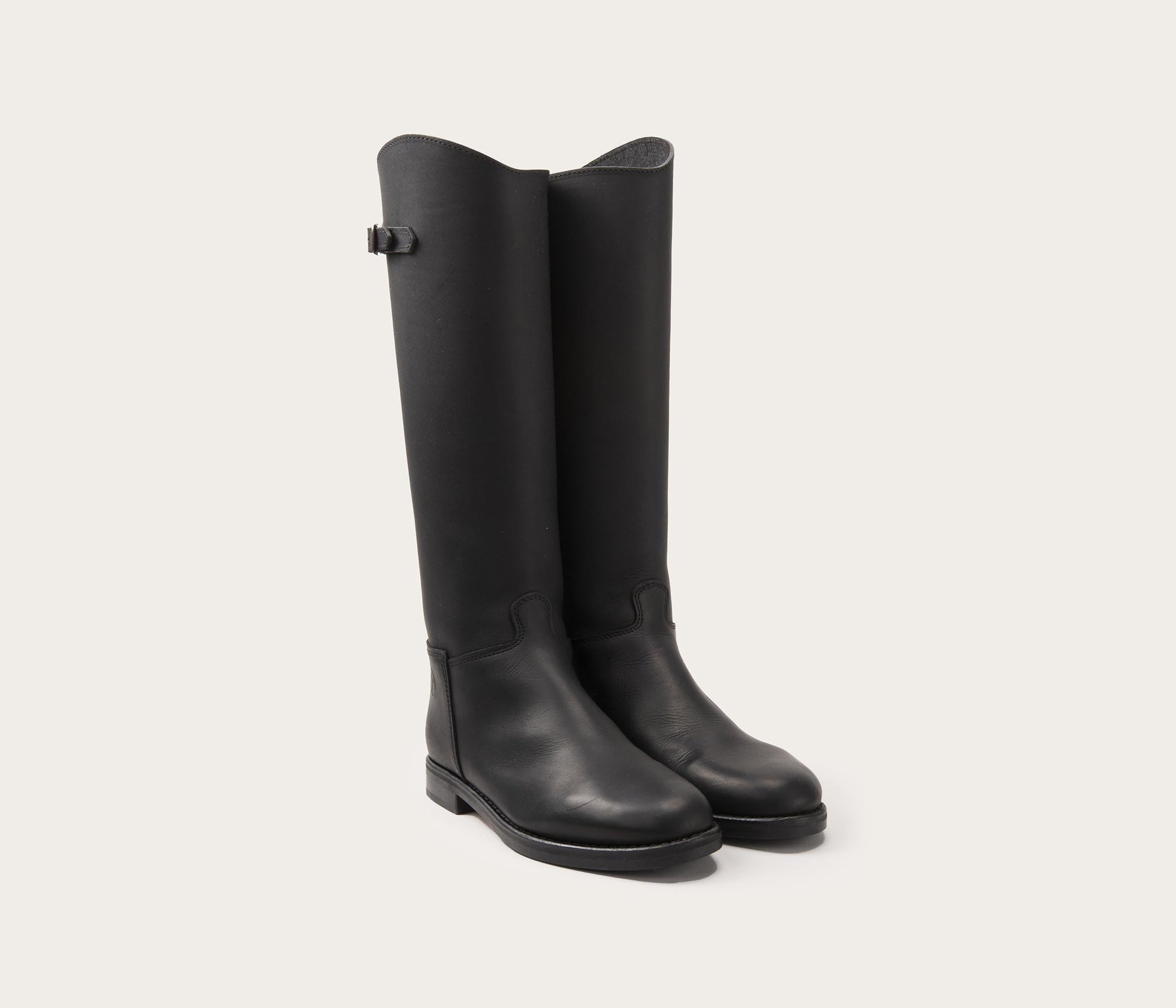 paire de bottes la botte gardiane style cavalier - bottes hautes zippées - bottes hautes à zip en cuir noir - paire de bottes en cuir français pour faire du cheval - paire de bottes hautes en cuir pour faire du cheval - bottes cavalières homme - bottes cavalières femme
